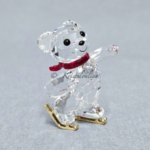 Swarovski Beer Kris jubileumeditie met rode sjaal en gouden schaatsen